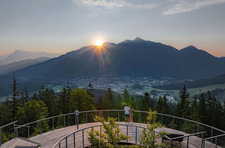 Sonnenaufgang Aussichtsplattform Bruschkopf - Drohnenaufnahme - Paar steht am Geländer der Plattform - Sonnenstern über Seefelder Spitze