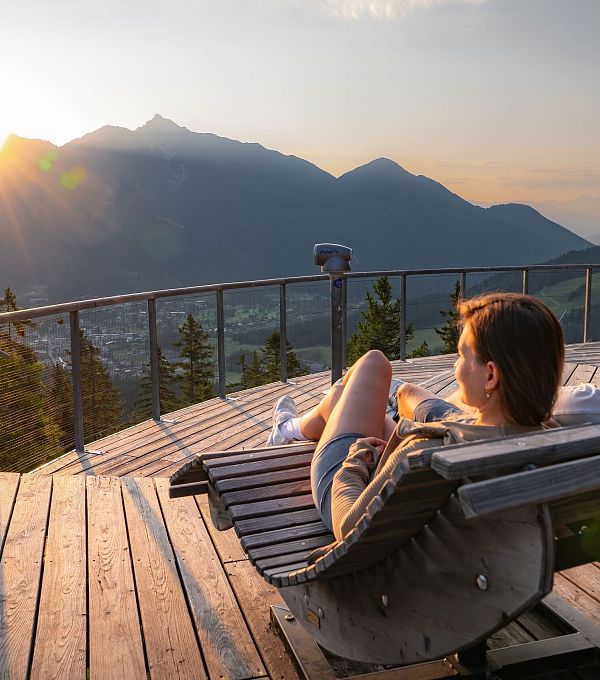 sonnenaufgang-aussichtsplattform-bruschkopf-paar-geniesst-sonnenaufgang-auf-holzliege-3