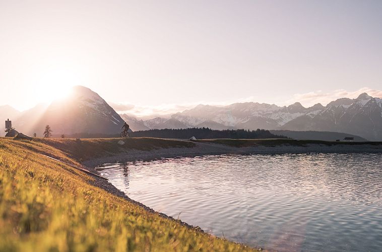 sonnenuntergang-am-speichersee-auf-dem-gschwandtkopf-im-sommer-4