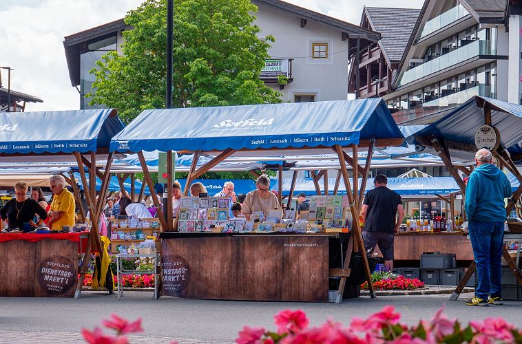 Stände auf dem Dienstagsmarkt&#39;l