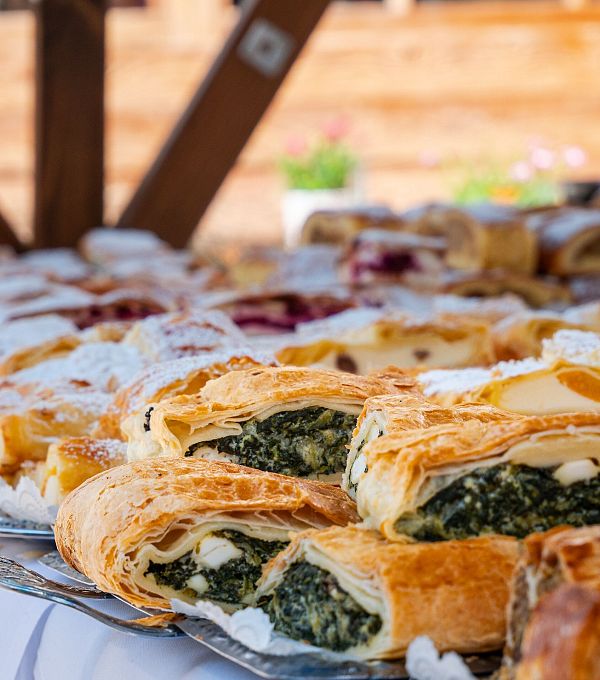 Kauf eines Strudels auf dem Seefelder Strudelmarkt (3)