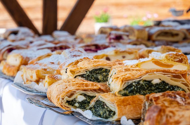 Kauf eines Strudels auf dem Seefelder Strudelmarkt (3)