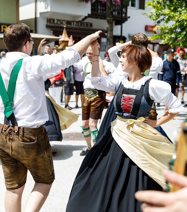 Strudelfest in Seefeld - Seefelder Plattler auf dem Dorfplatz