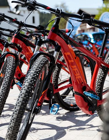 sub-cube-e-bikes-am-dorfplatz-seefeld