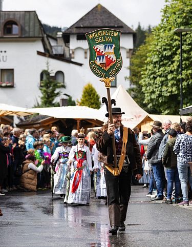 sub-handwerksfest-trachteneinzug-wolkenstein-suedtirol