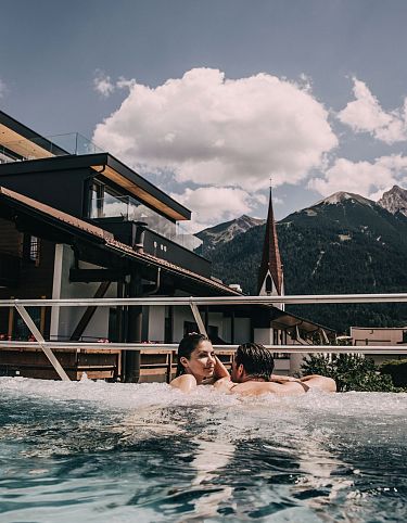 sub-outdoorschwimmbad-im-wellnessbereich-klosterbraeu-seefeld-16