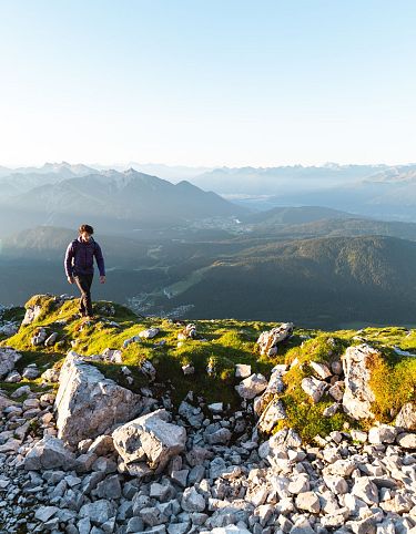 sub-wanderer-auf-der-gehrenspitze-im-sonnenaufgang-blick-auf-die-region-seefeld