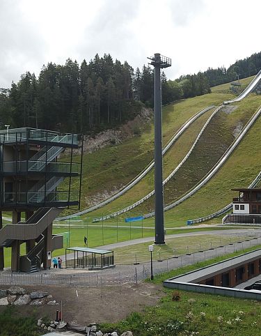 sub-wm-turm-mit-toni-seelos-sprungschanze-seefeld