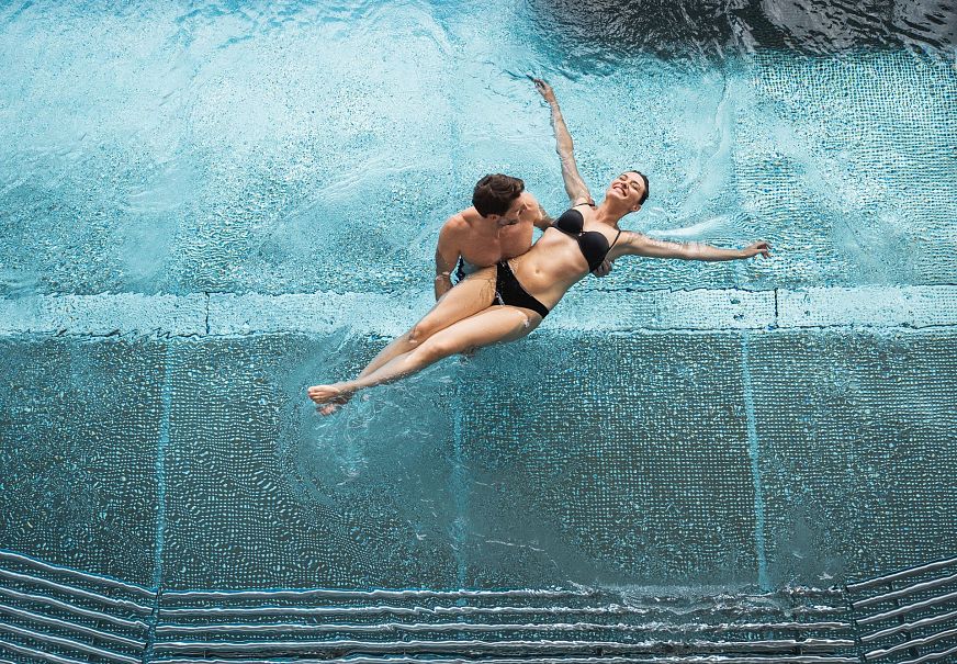 sub1-alpenbad-leutasch-davidjohansson-schwerelos-im-pool-schweben