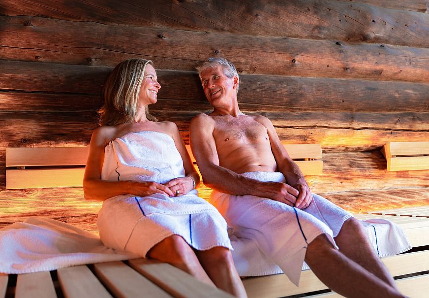 Alpenbad Leutasch im Frühling_Paar in der Kelosauna_Nahaufnahme
