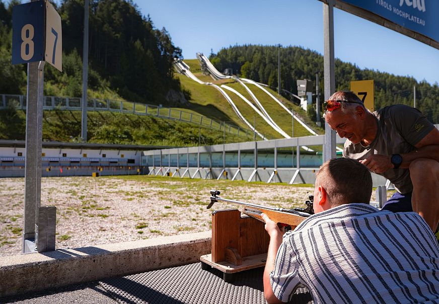 Arena365 im Sommer_Paar bei Biathlon Erlebnis_Mann am Gewehr.webp
