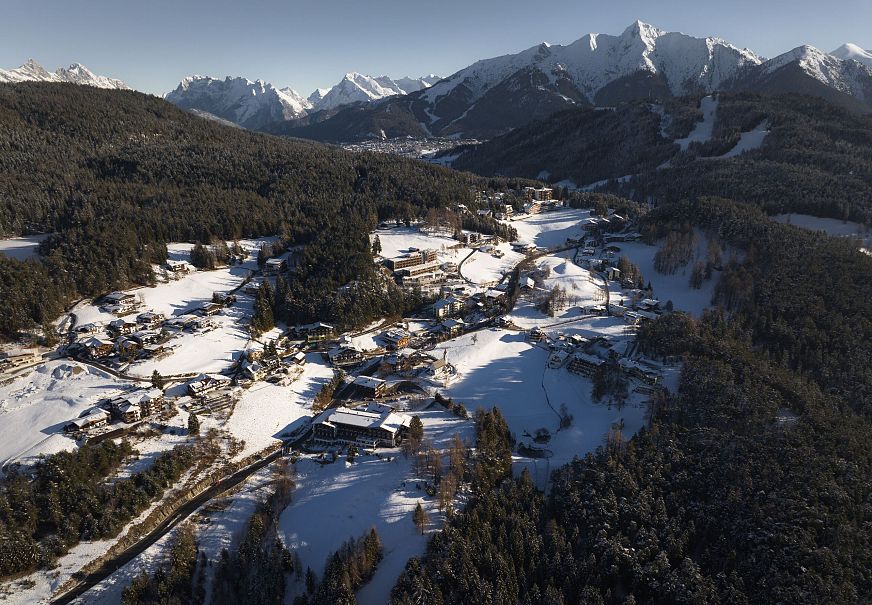 Drohnenaufnahme Mösern bei Mittagslicht Blick Richtung Seefeld