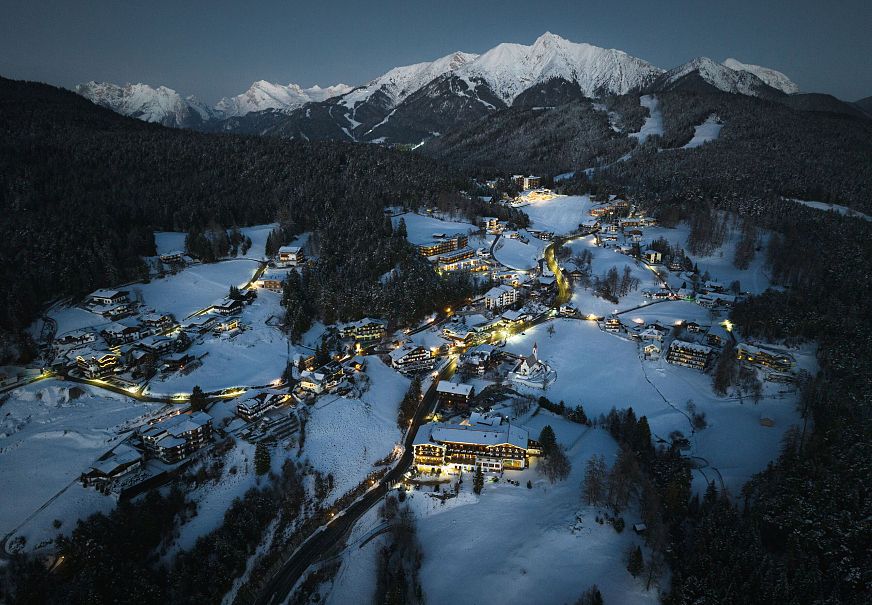 sub1-drohnenaufnahme-moesern-bei-nacht-blick-auf-reitherspitze-1