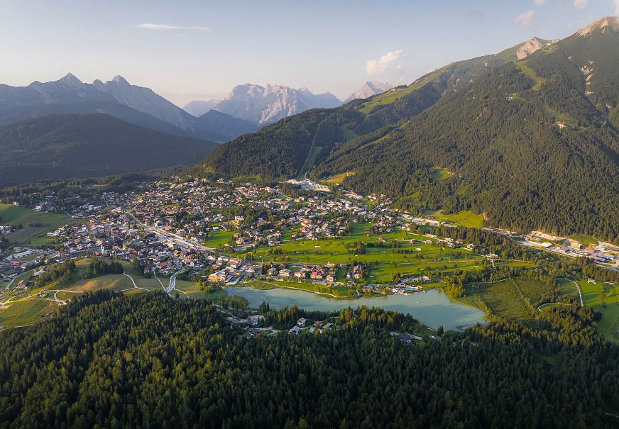 sub1-drohnenaufnahme-vom-gschwandtkopf-auf-seefeld-bei-sonnenuntergang-mit-wildsee