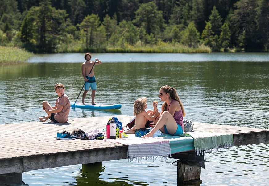Familie am Steg beim See - Seefeld (3) Kopie