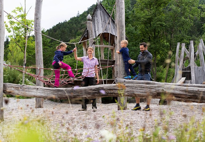 sub1-familie-im-naturpark-karwendel-im-spielplatz-beim-museum-holzerhuette-6-1