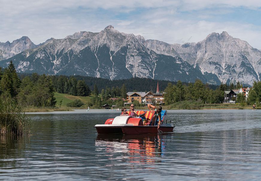 sub1-familie-im-tretboot-auf-dem-see-seefeld-3-1