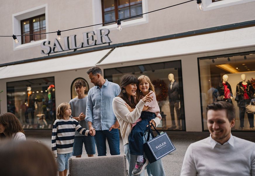 Familie in Seefeld - Bummel in der Fussgaengerzone Seefeld