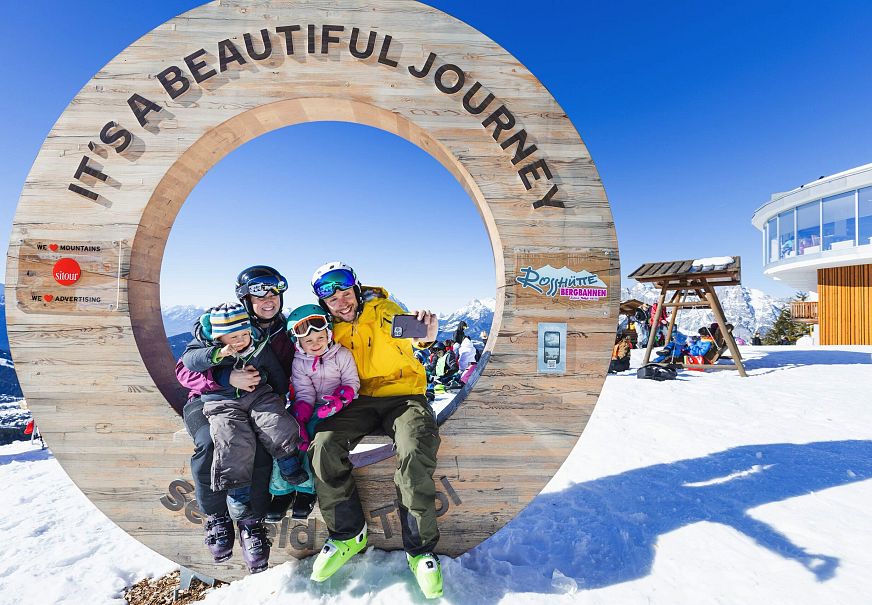 sub1-familien-skifahren-in-der-region-seefeld-gemeinsames-familien-selfie-auf-der-rosshuette-seefeld