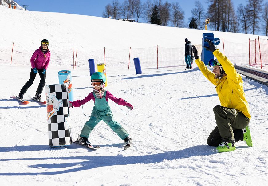 Familien-Skifahren in der Region Seefeld -- Tochter fährt im Kinderland am Birkenlift - Parcours