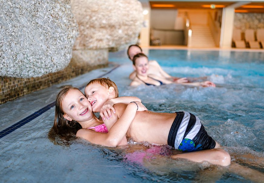 Familien-Winterurlaub in der Region Seefeld - Familie im Olympiabad Seefeld