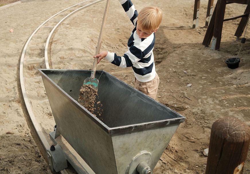 Familienurlaub in der Region Seefeld - Familie bei Spielplatz an der Rosshütte Seefeld (2)