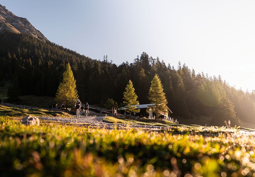 sub1-gaistalalm-beim-sonnenaufgang-mit-blauem-himmel-mit-radfahrerinnen