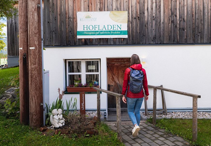 sub1-hofladenrunde-leutasch-frau-geht-auf-hofladen-wirtseppelerhof-zu