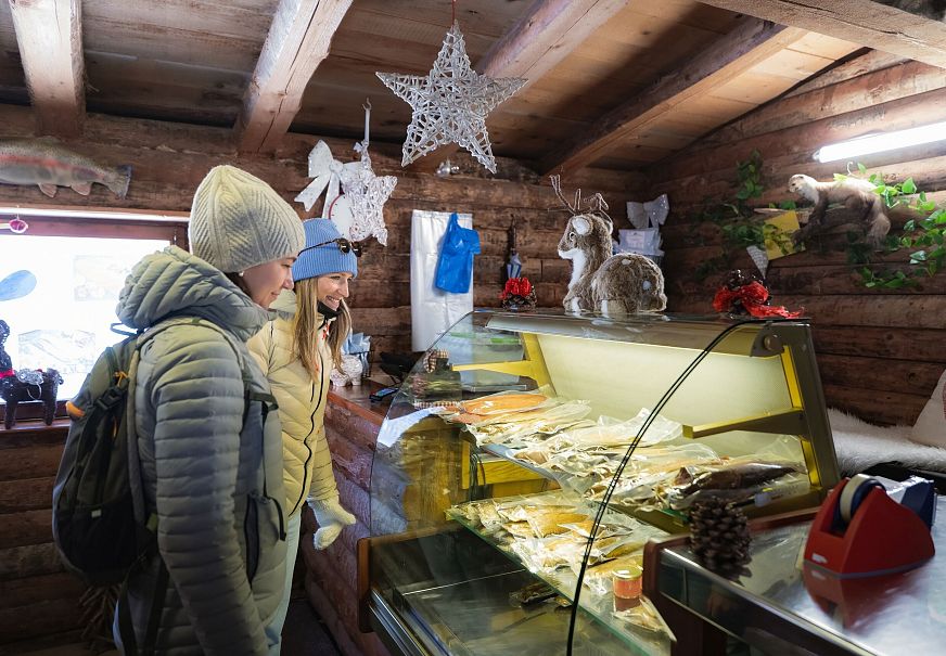 sub1-hofladenrunde-leutasch-im-winter-zwei-frauen-im-fischladen-weidachsee-1