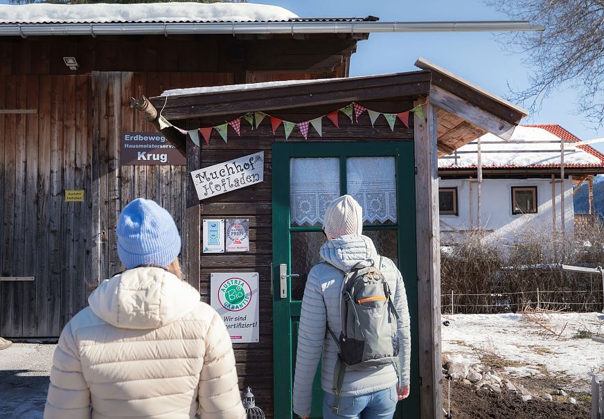 sub1-hofladenrunde-leutasch-im-winter-zwei-frauen-vor-hofladen-muchhof