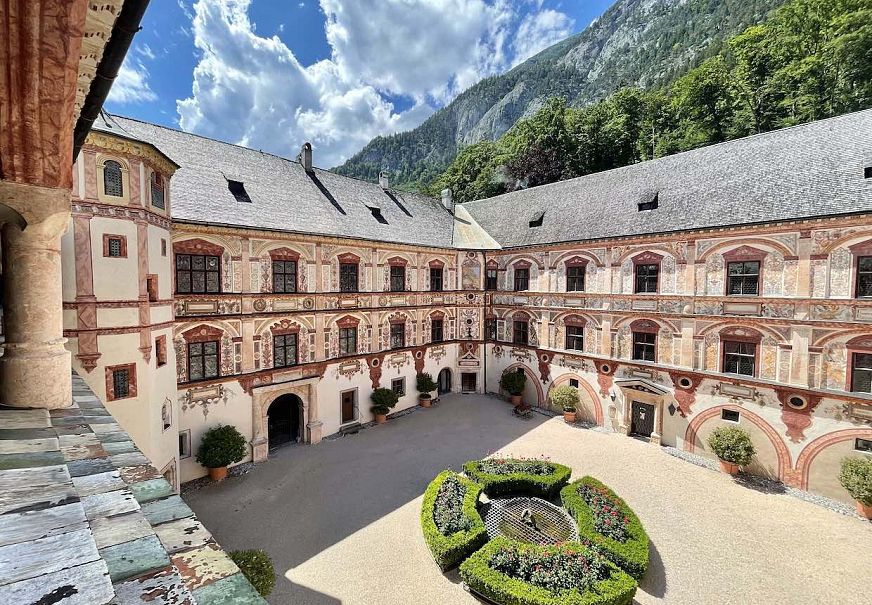 sub1-innenhof-schloss-tratzberg-kl
