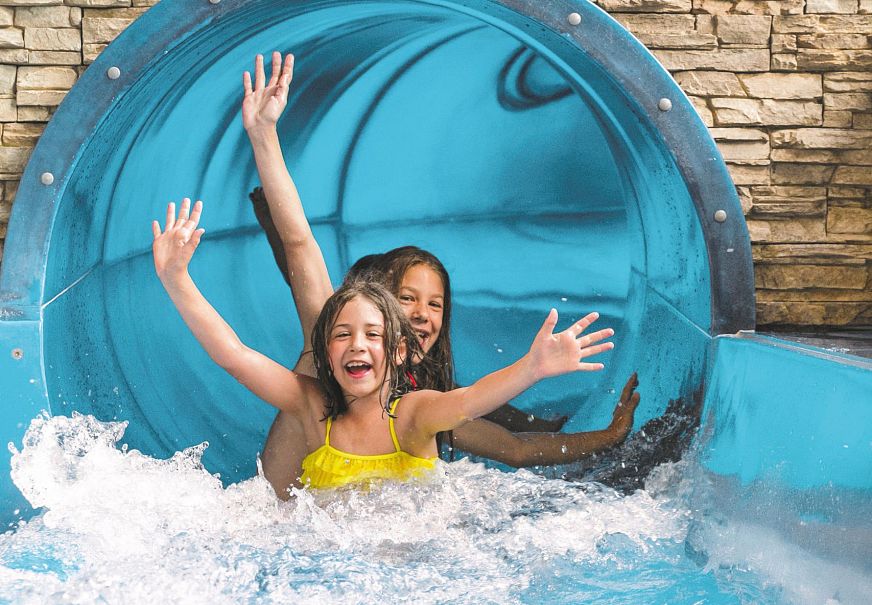 kinder-beim-rutschen-im-alpenbad-leutasch