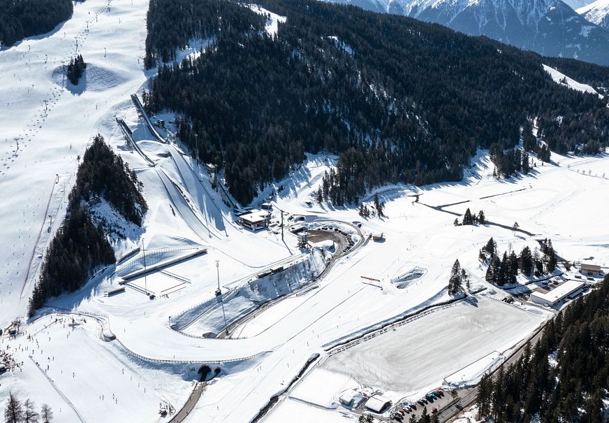 Schneelandschaft mit Bergen, geeignet für Langlaufen, keine Skifahrer.