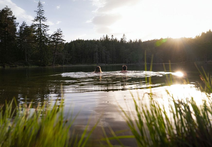 Möserer See im Frühling - Paar im Wasser bei Sonnenuntergangslicht