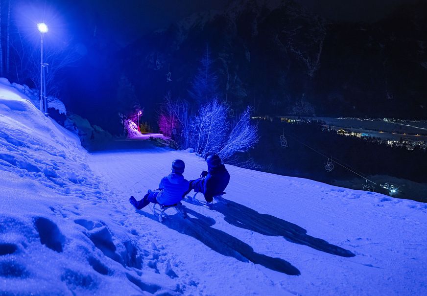 Nachtrodeln am Katzenkopf_Mann und Frau mit Lift im Hintergrund