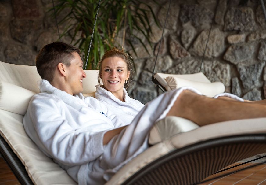 Olympiabad Seefeld - Paar im Ruheraum im Wellnessbereich schaut sich an