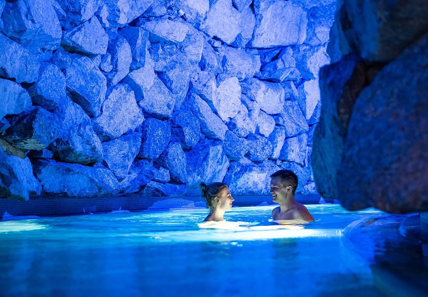Olympiabad Seefeld - Paar in der blauen Grotte im Wellnessbereich