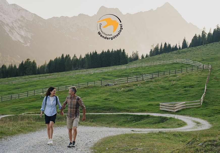 Paar auf Wanderung in der Region Seefeld - Gaistal, Leutasch