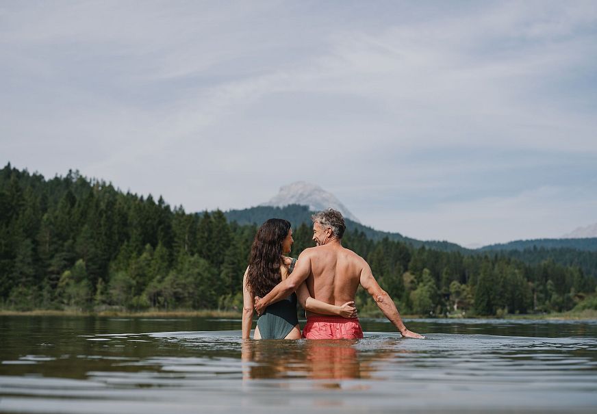 Paar beim Baden im Wildsee - Seefeld - Blick auf die Hohe Munde
