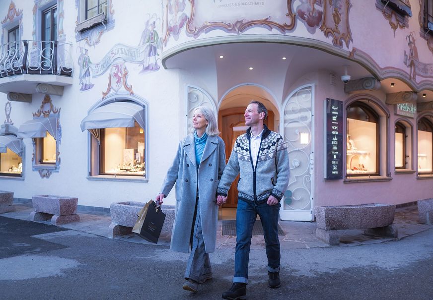 sub1-paar-geht-shoppen-in-seefeld-im-winter-aufnahme-vor-armbruster-frau-hat-taschen-in-der-hand-10