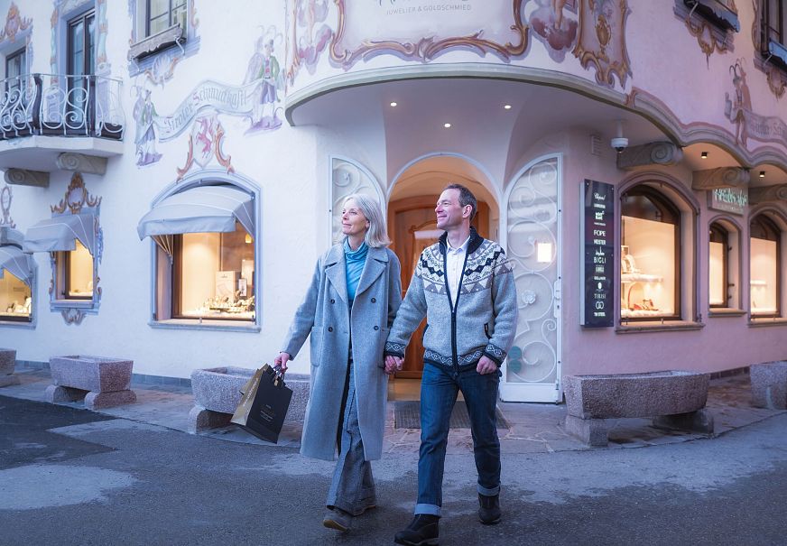 sub1-paar-geht-shoppen-in-seefeld-im-winter-aufnahme-vor-armbruster-frau-hat-taschen-in-der-hand