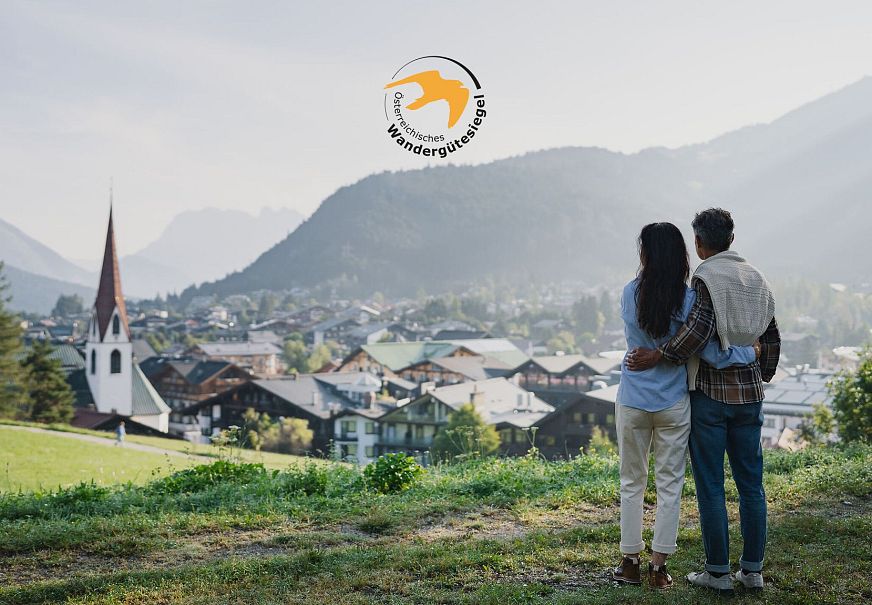 Paar in der Region Seefeld - Paar auf dem Pfarrhügel mit Blick auf Seefeld