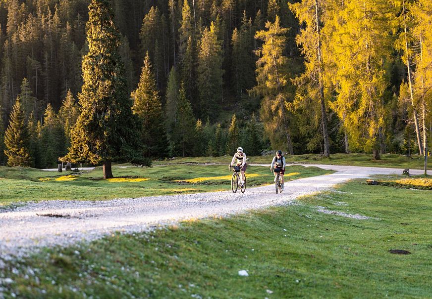 sub1-radfahrerinnen-bei-herbstlichem-wetter-auf-dem-weg-zur-gaistalalm-2-5
