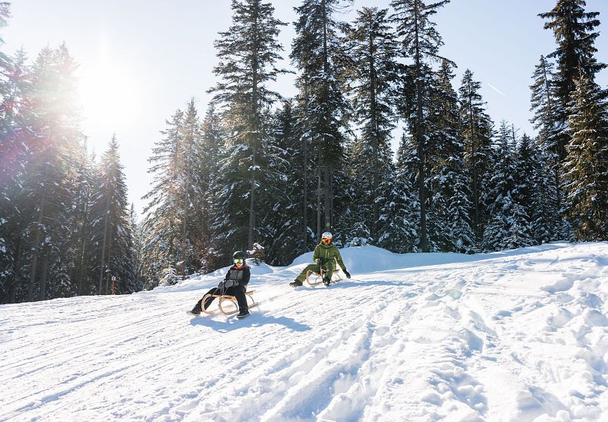 sub1-rodeln-in-der-region-seefeld-vater-mit-sohn-abfahrt-1