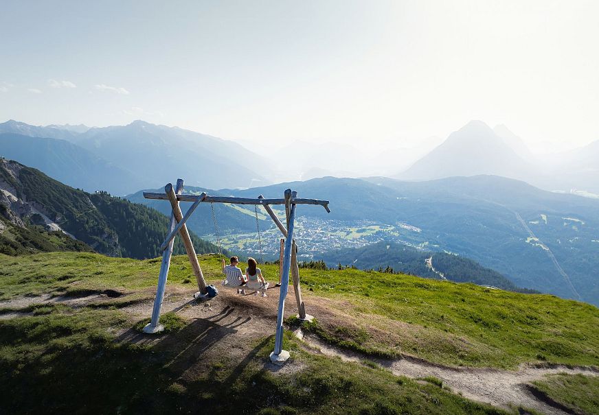Schaukel auf Seefelder Joch im Sommer_Drohnenaufnahme_Blick auf Seefeld und Hohe Munde