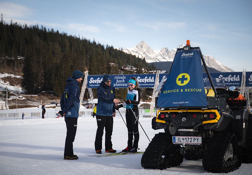 Seefeld Loipenservice - Kontrollstituation neben Rescue Quad