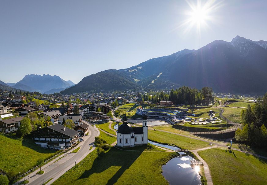 sub1-seekirchl-bei-morgenstimmung-im-fruehling-drohnenaufnahme-mit-sonnenstern-1