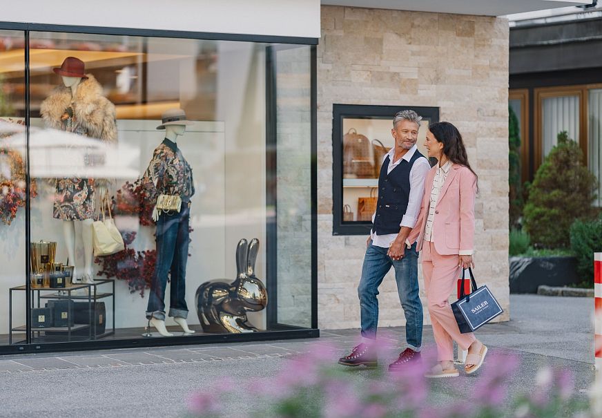 sub1-shopping-in-der-fussgaengerzone-seefeld-paar