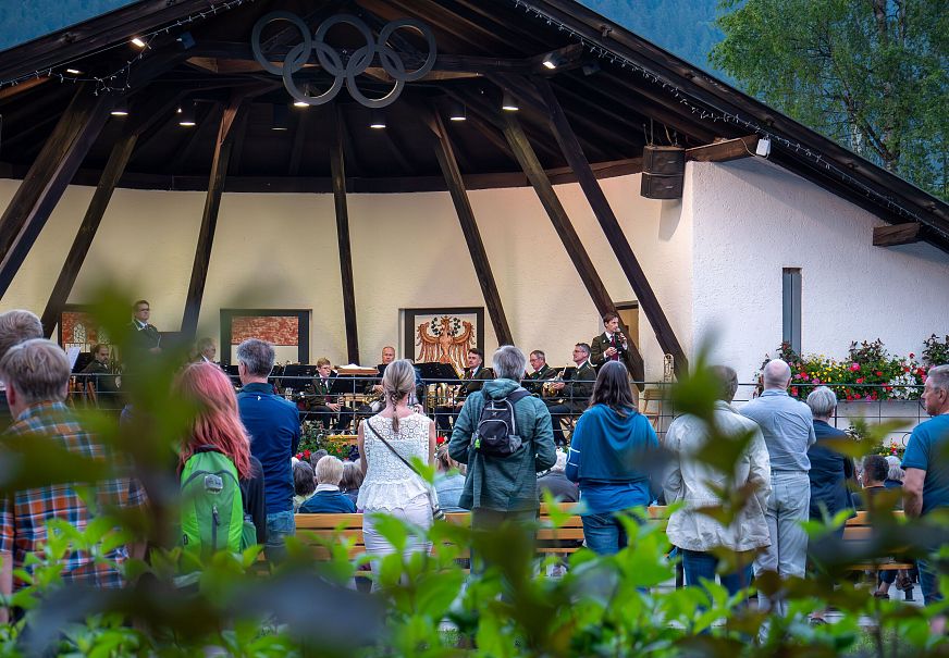 sub1-sommerkonzert-seefeld-blick-durch-die-hecke-richtung-musiker