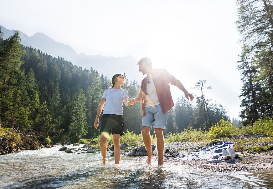 Sommerurlaub in der Region Seefeld - Paar an der Leutascher Ache im Gaistal ©Luca Jaenichen (1)
